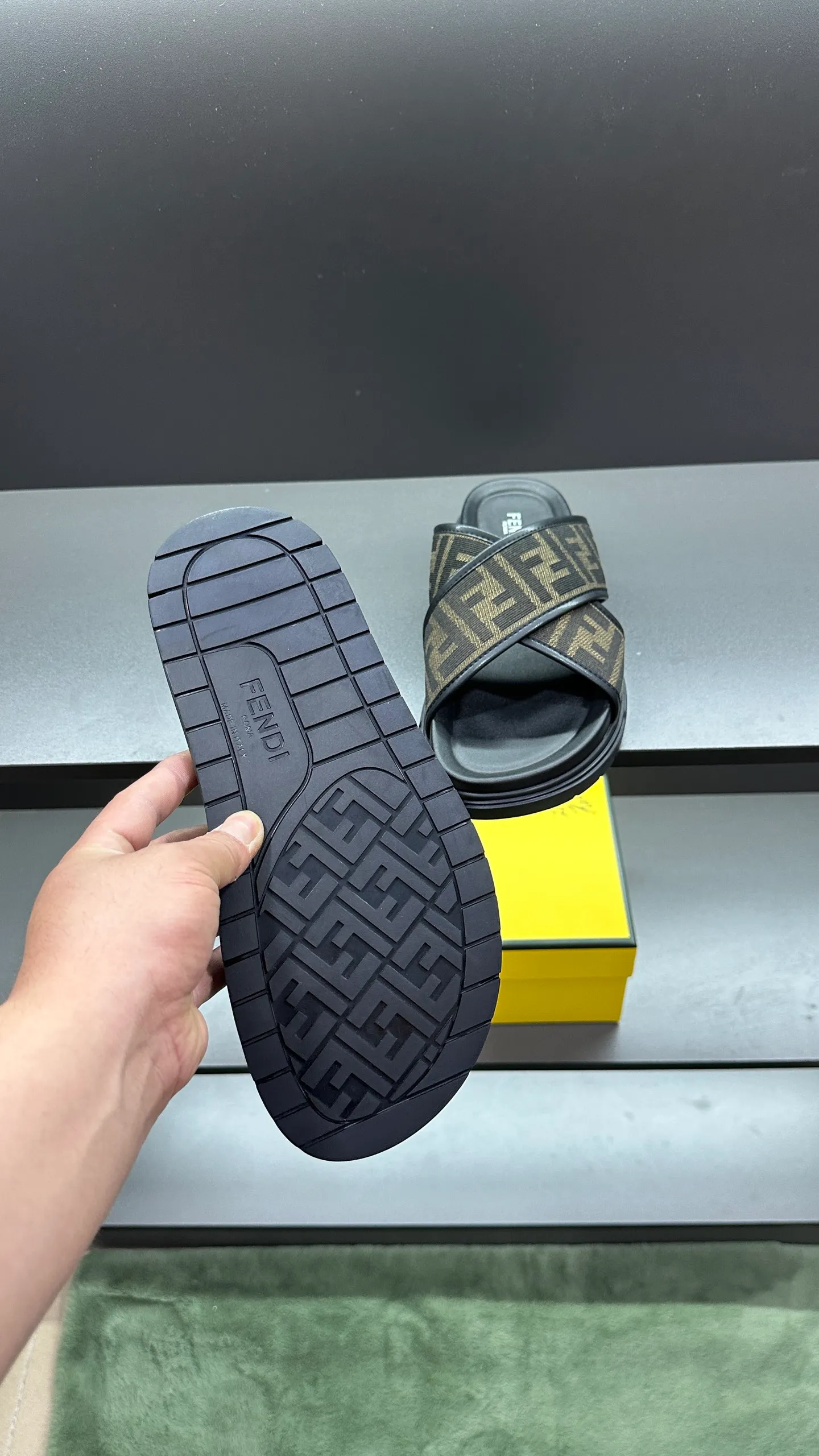 P300 [Fendi Slippers] High-end men's shoes brand, official website 1:1 latest masterpiece: original mold customization, fabrics made of imported original materials, upgraded outsole, lighter and non-slip. The market's top quality, simple yet tasteful, a must-have for fashionistas, fashionable at your feet, full of confidence, the same style at the counter 👍The season of summer slippers is here. Code: 38-45, 46 order